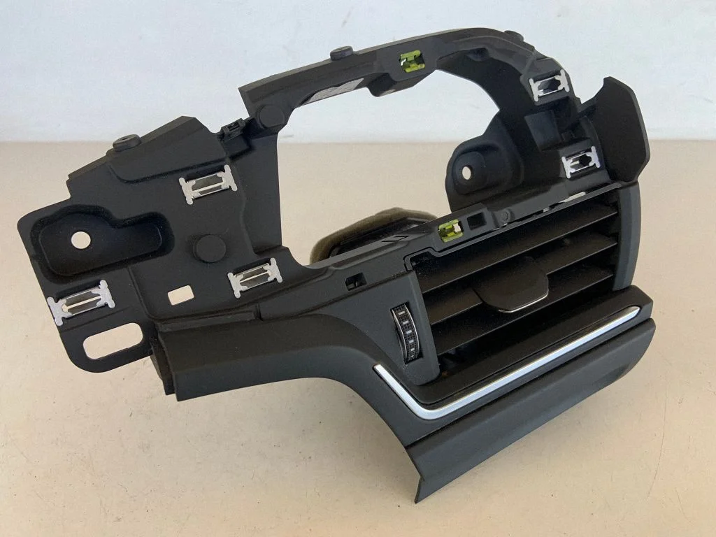 Dashboard side air vent grill/cover trim 8W1820901B