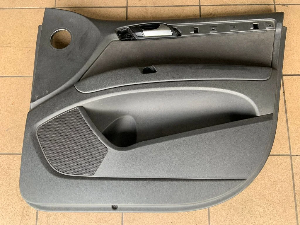 Front door card panel trim – Audi Q7 4L (2005-2015)