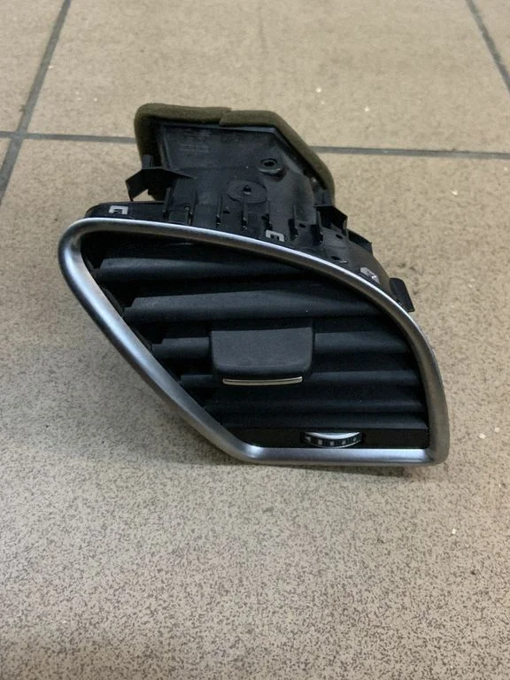 Dashboard side air vent grill/cover trim 8T1820902G