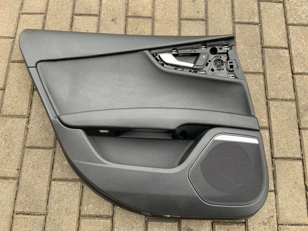 Boczek drzwi tylnych 4G8867305