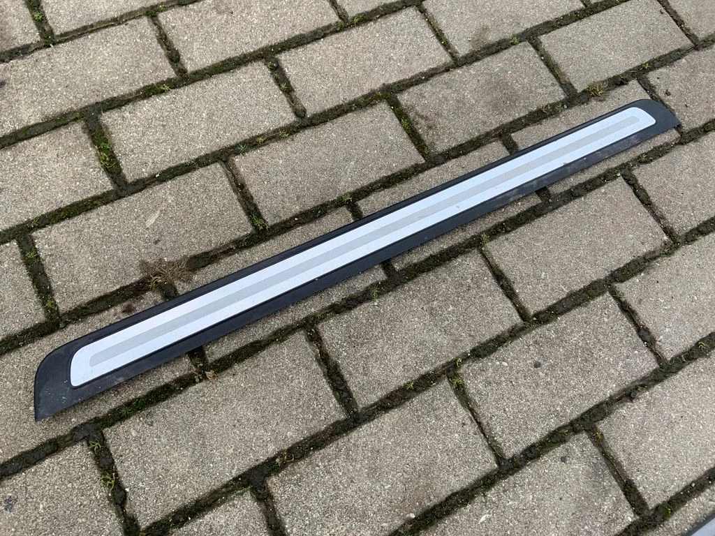 Front sill trim cover 8T0853373