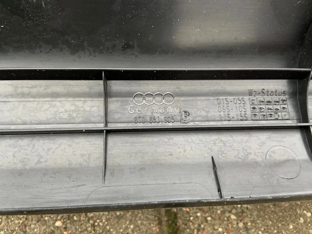 Front sill trim cover 8T0853905B