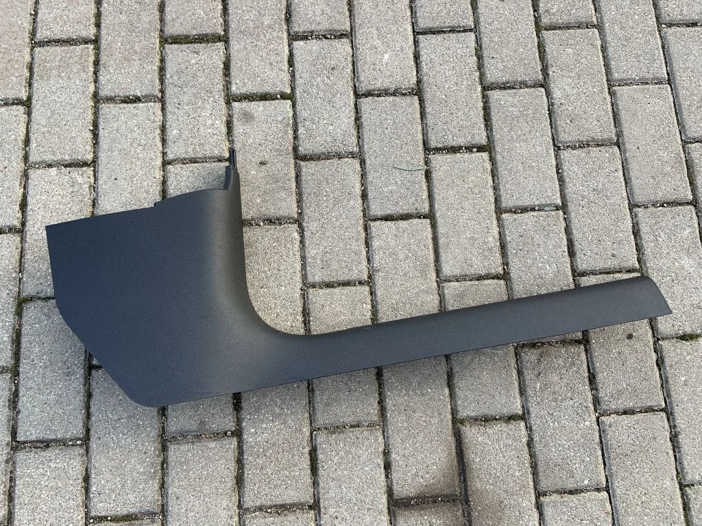 Front sill trim cover 8K1867272C