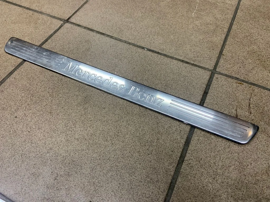 Front sill trim cover A2466800135