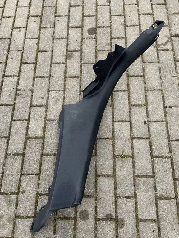 Šoninė apdaila prie galinės sėdynės (apačia)