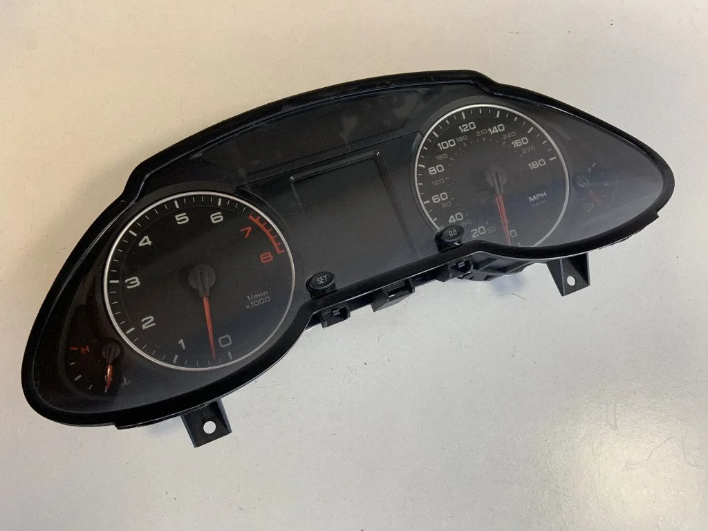 Spidomeeter (näidikuplokk) – Audi Q5 SQ5 8R (2008-2017)