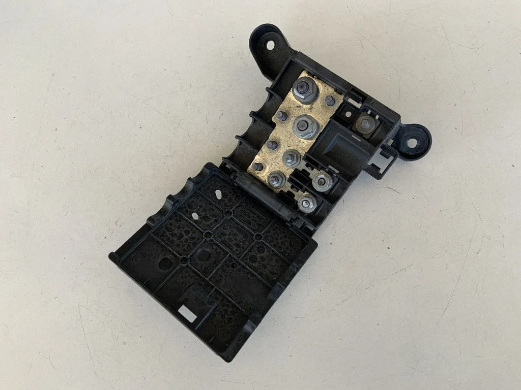 Plussjuhtmete ühendussõlm 4G0937517