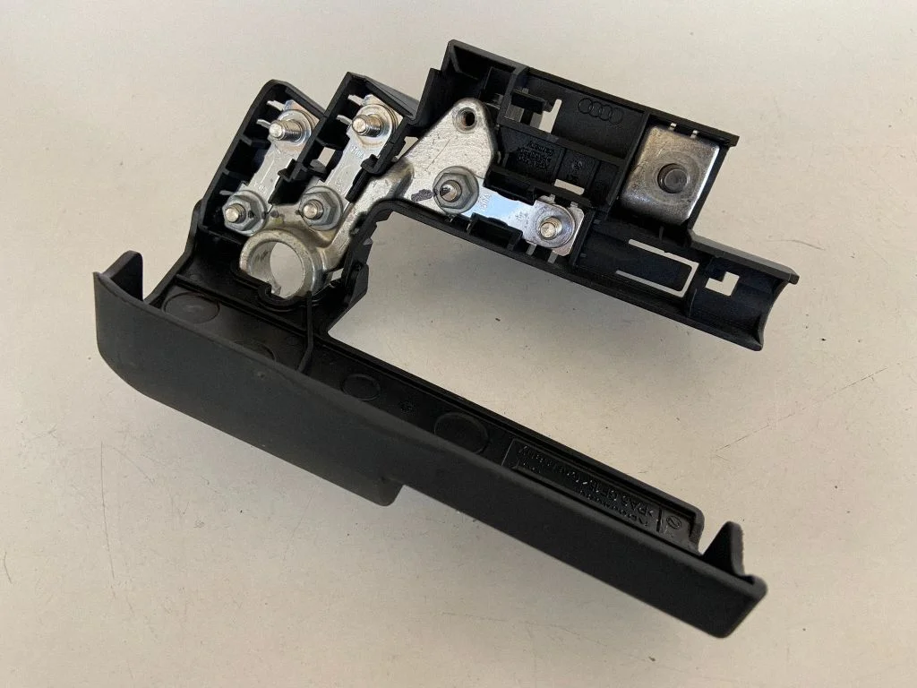 Plussjuhtmete ühendussõlm 8J0915459