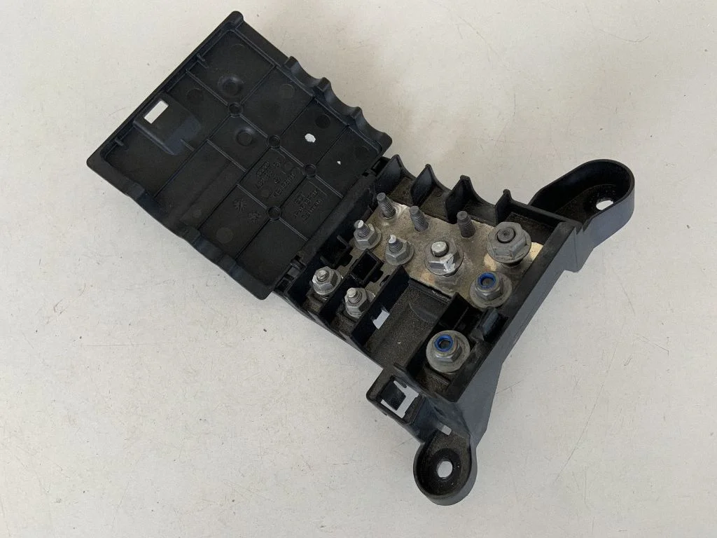 Plussjuhtmete ühendussõlm 4G0937517