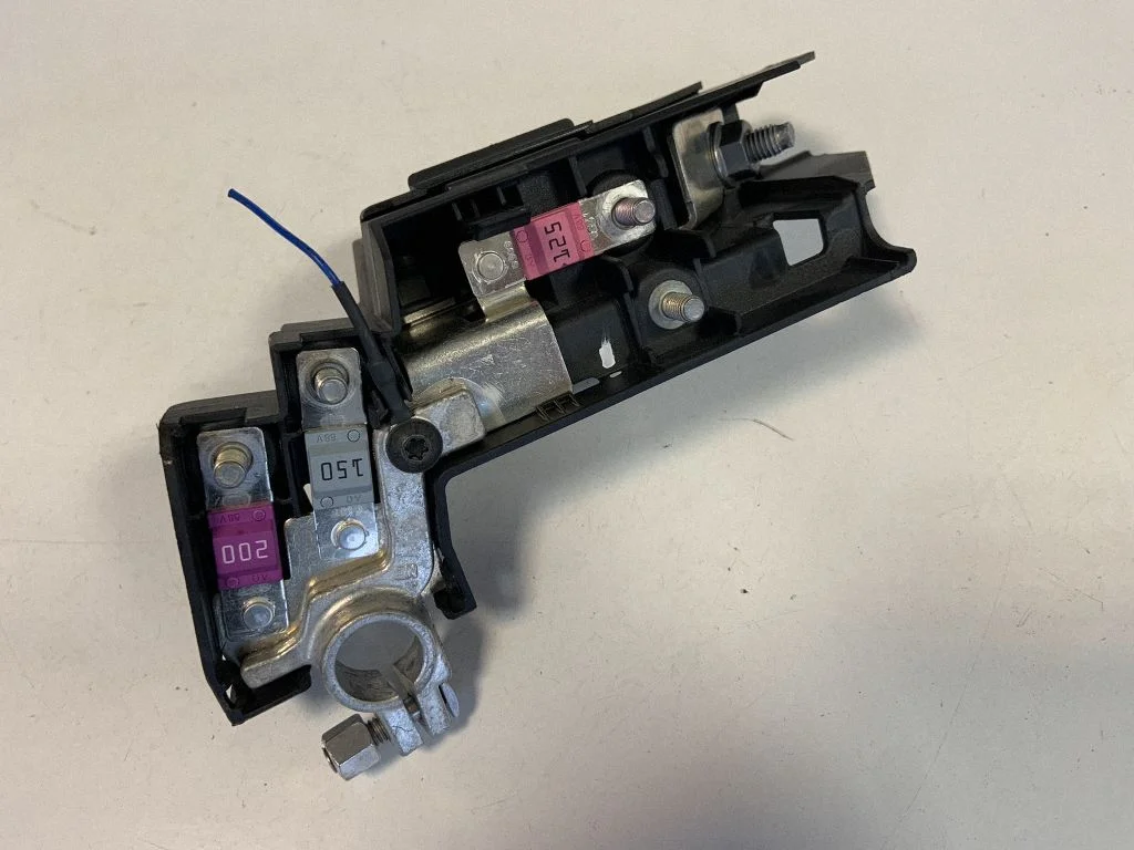 Plussjuhtmete ühendussõlm 8W0915459E