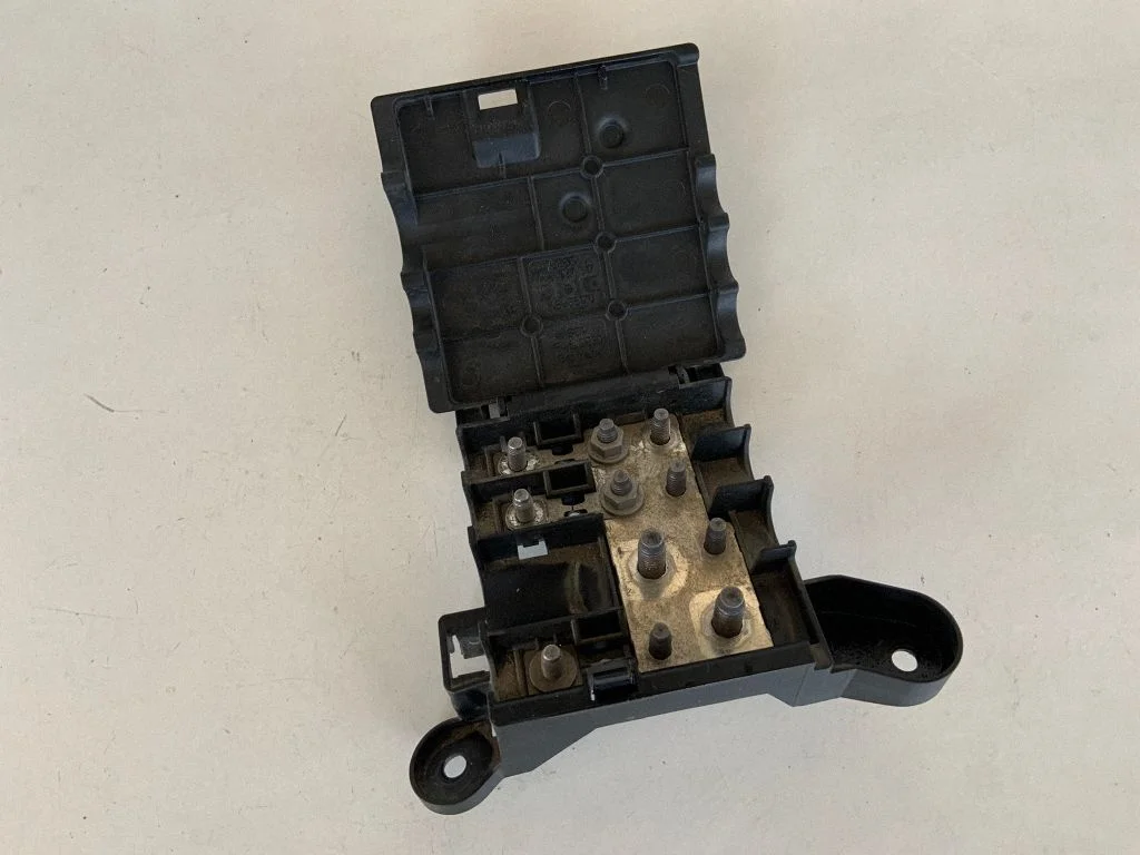 Plussjuhtmete ühendussõlm 4G0937517