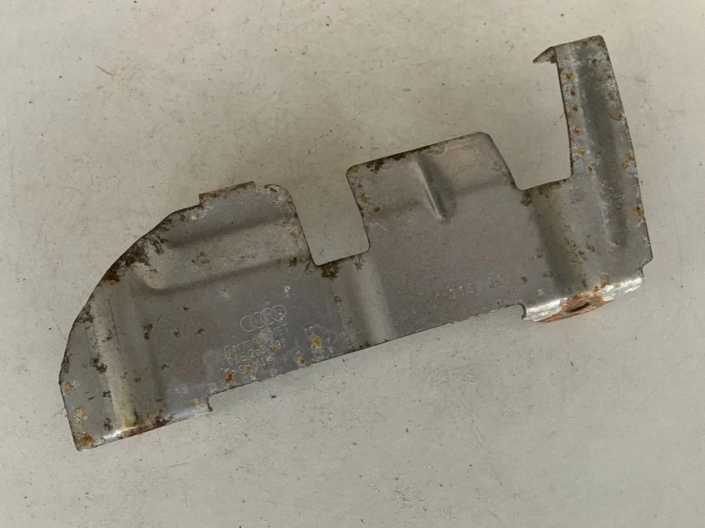 Cita motora nodalījuma detaļa 06E253009K