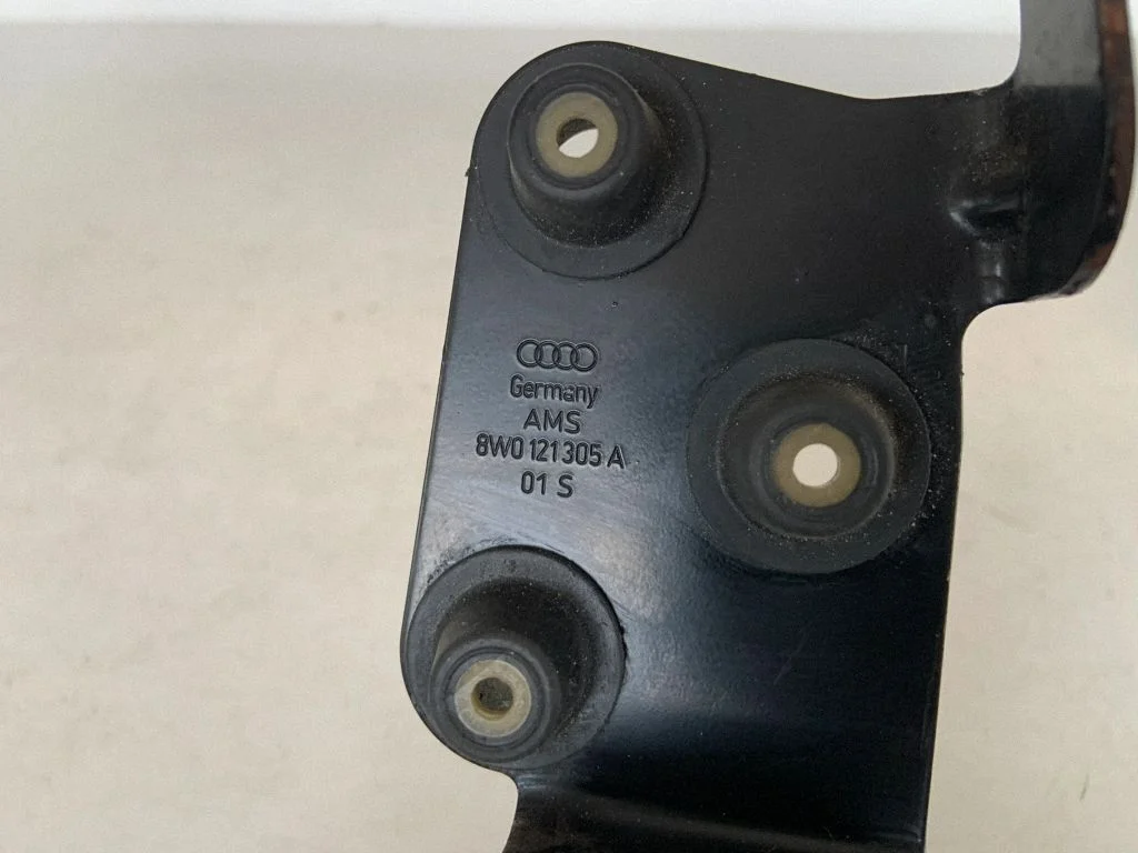 Kita variklio skyriaus detalė