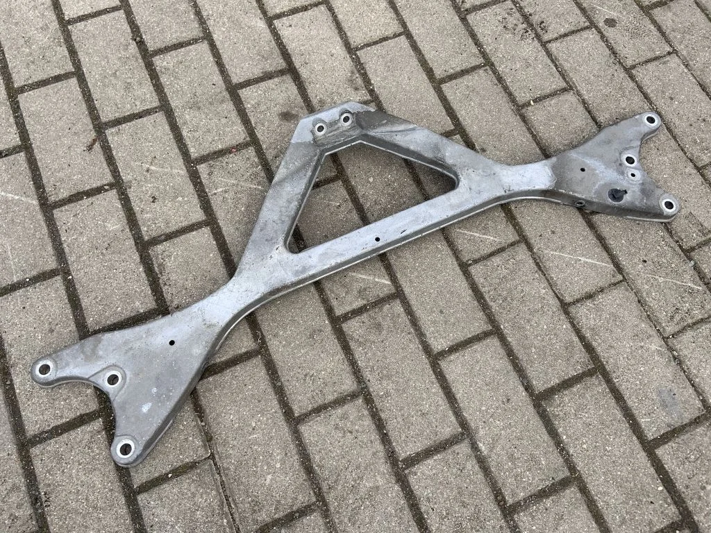 Kita variklio skyriaus detalė
