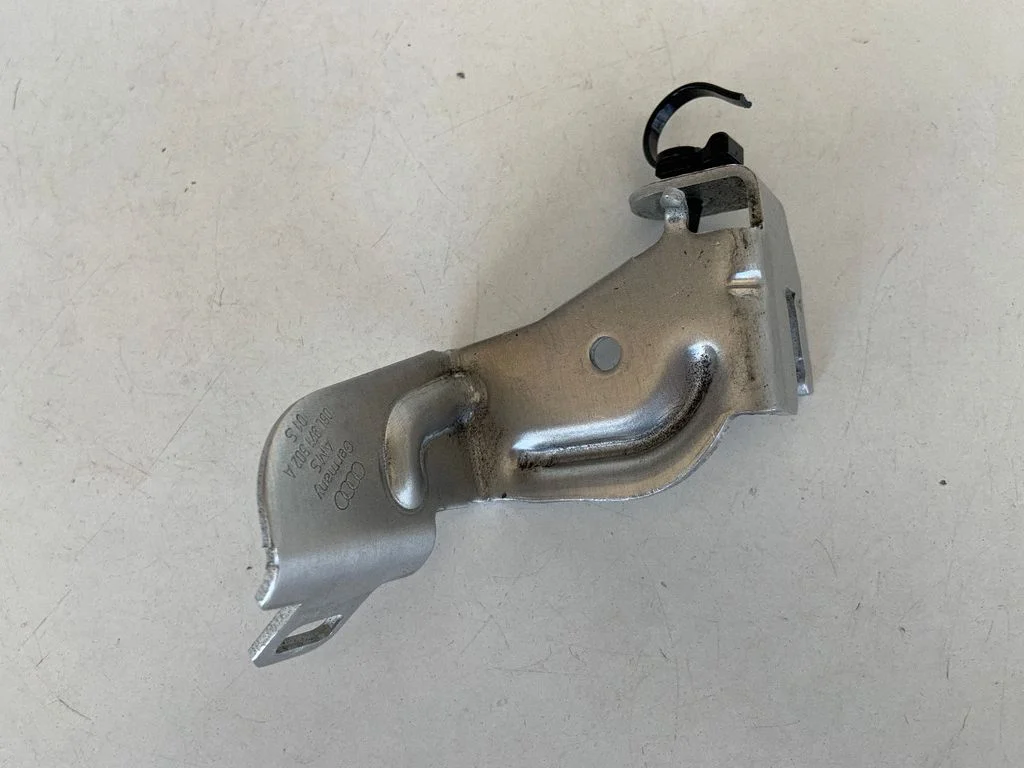 Cita motora nodalījuma detaļa 06L971502A