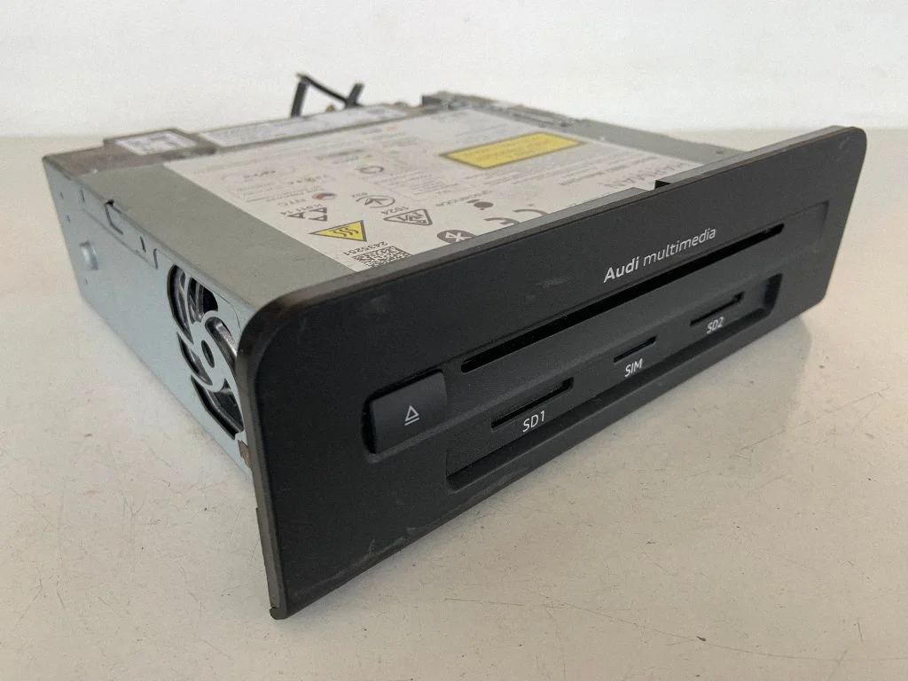 Radio/CD/DVD/GPS head unit 8W0035880B