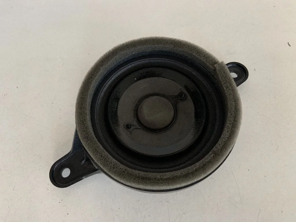 Skaļrunis (-ņi) priekšējās durvīs 4G0035454