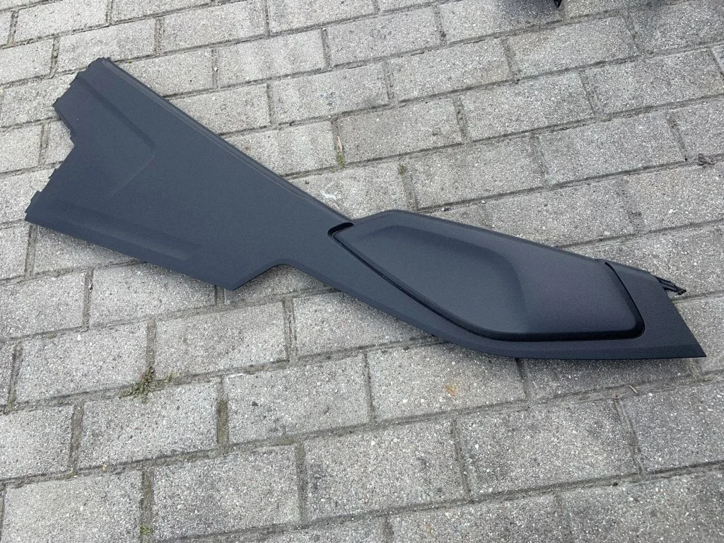 Cita centrālās konsoles (tuneļa) detaļa 4M0863306A