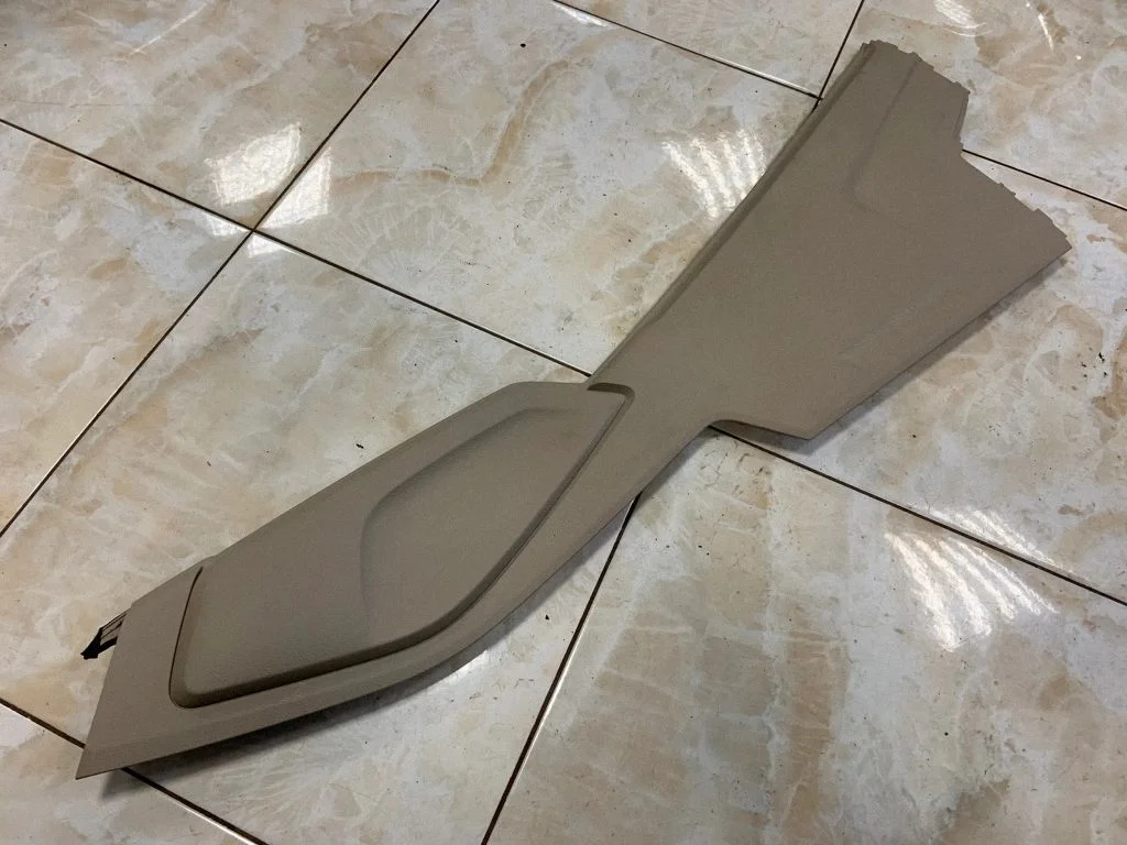 Cita centrālās konsoles (tuneļa) detaļa 4M0863305A