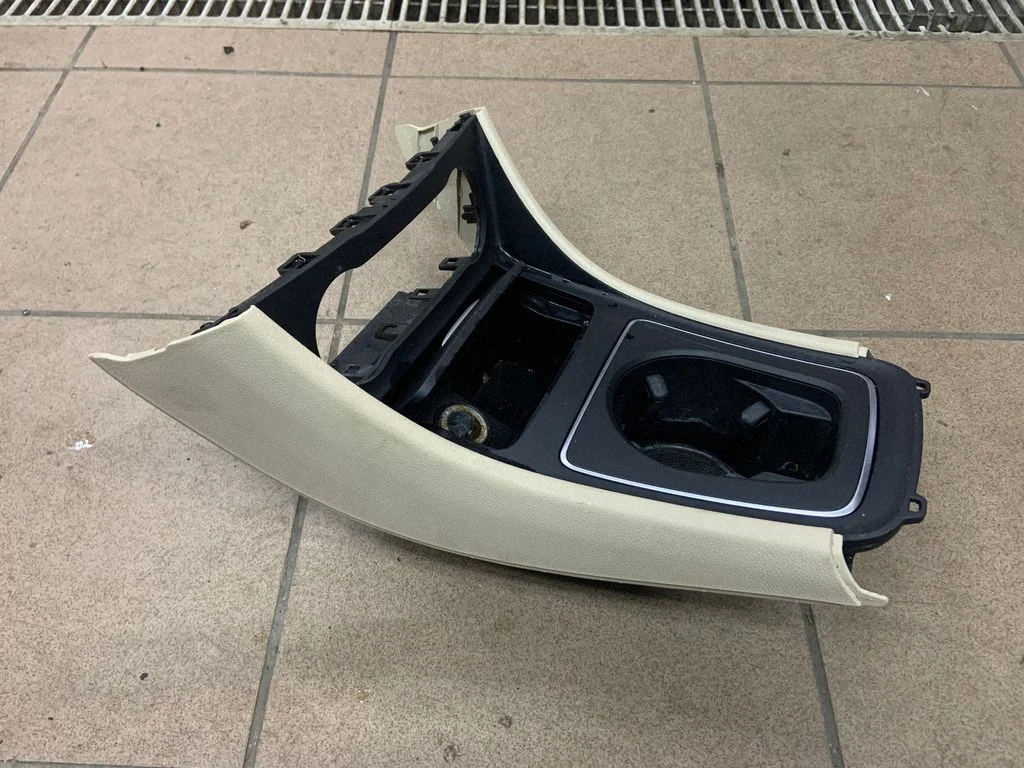 Kita centrinė konsolės (tunelio) detalė