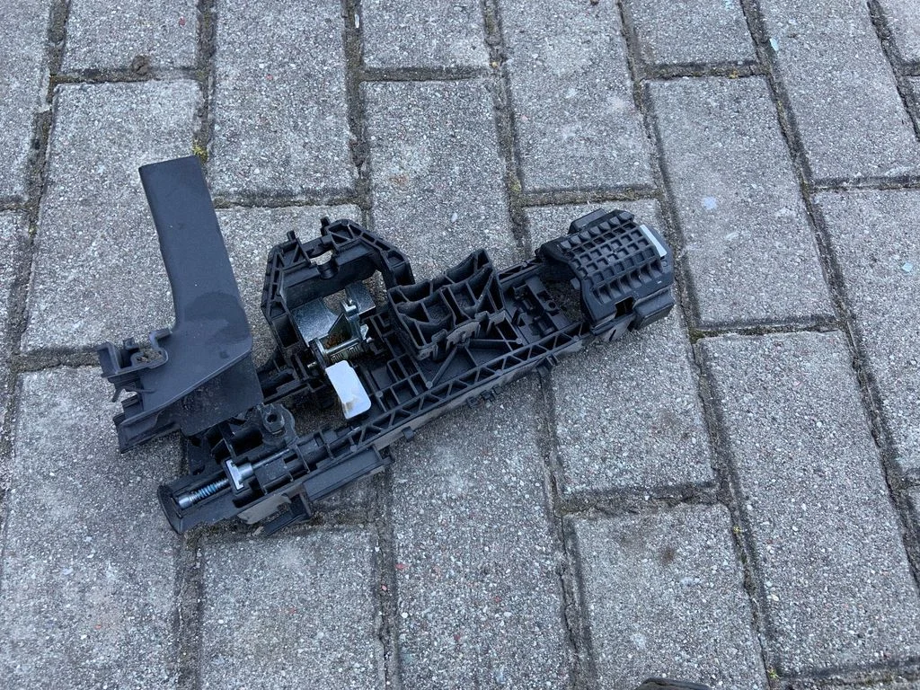 Laikiklis/ kronšteinas išorinės priekinės atidarymo rankenos