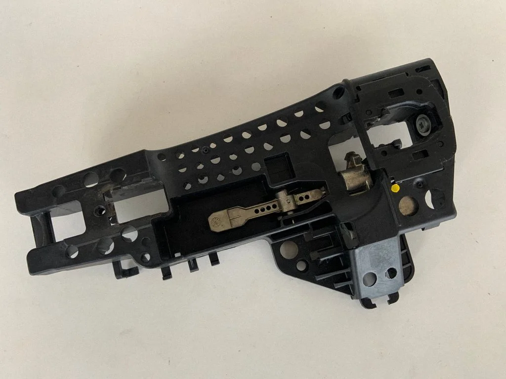 Front door exterior handle/bracket 8T0837885A