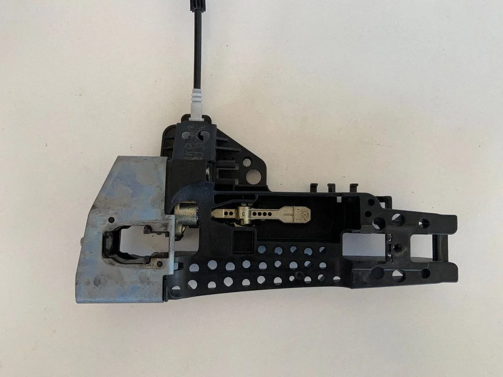 Front door exterior handle/bracket 8T01837885A