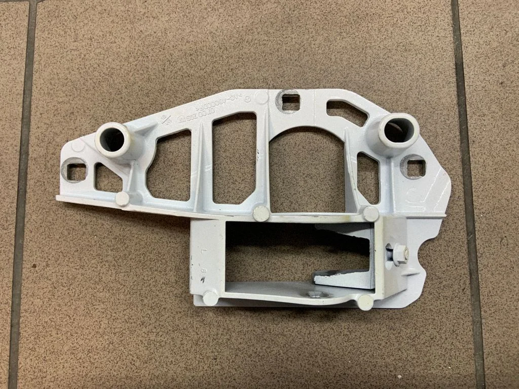 Radiator mount bracket AC46000DF