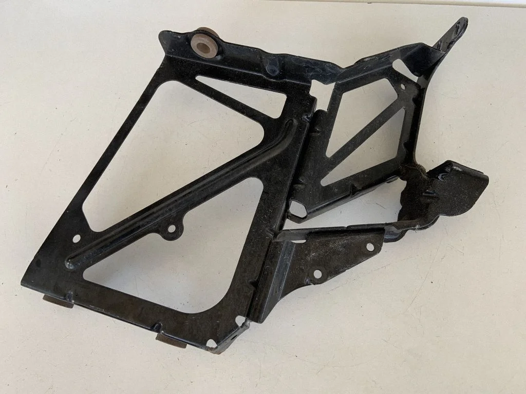 Radiaatori kinnitusklamber – Audi A6 S6 C7 4G (2011-2018)