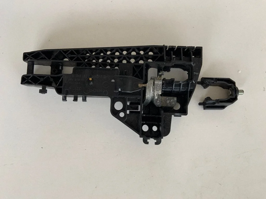 Rear door exterior handle/bracket – Audi Q5 SQ5 8R (2008-2017)