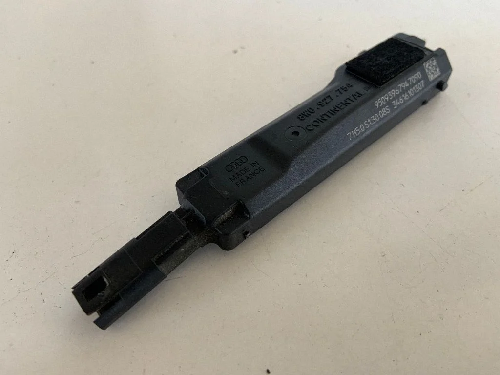 Võtmeta süsteemi KESSY (keyless) juhtplokk/moodul 8W0927754