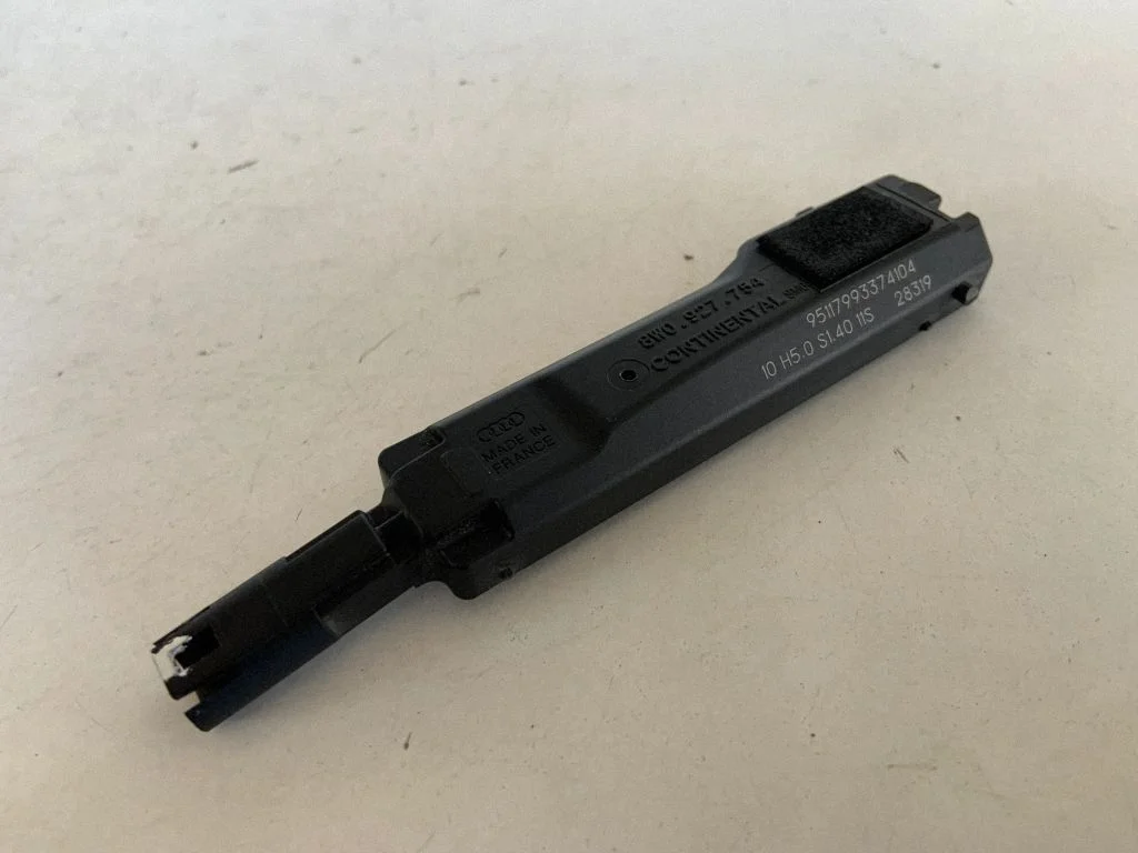 Võtmeta süsteemi KESSY (keyless) juhtplokk/moodul 8W0927754