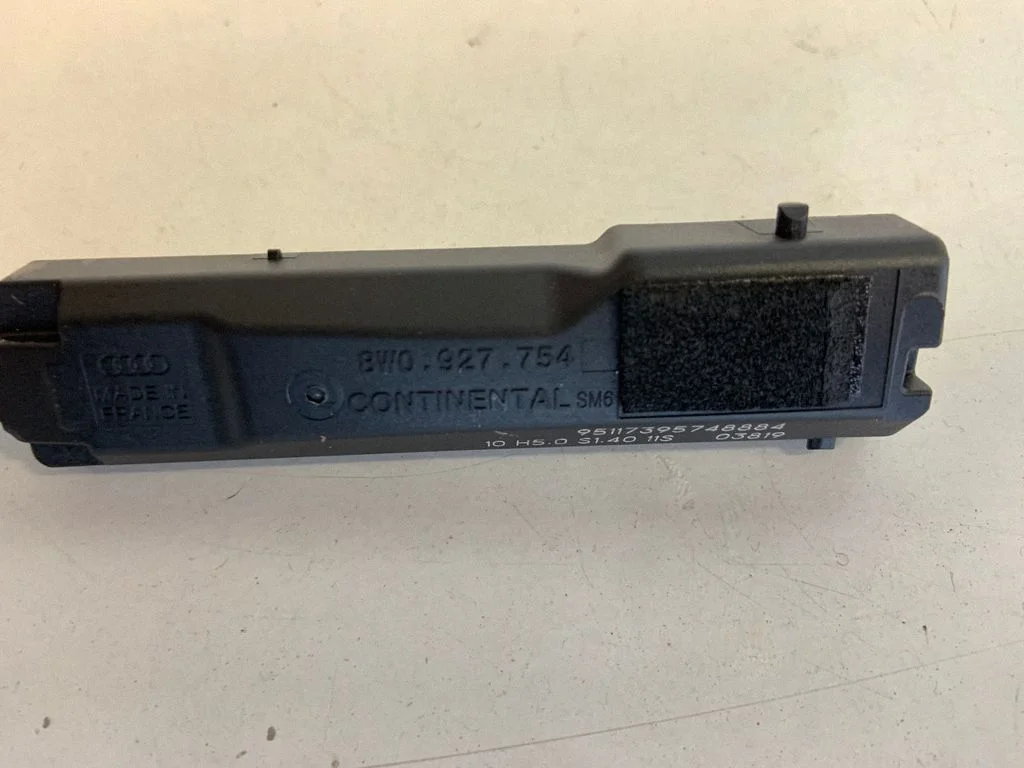 Võtmeta süsteemi KESSY (keyless) juhtplokk/moodul 8W0927754
