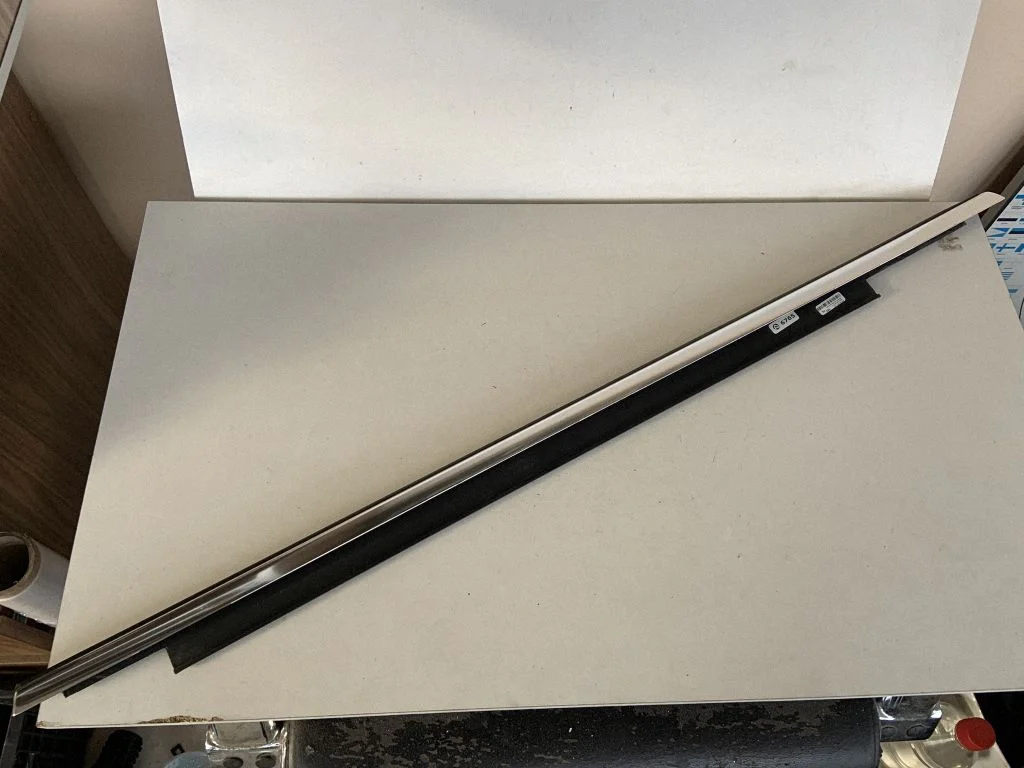Rear door glass trim molding 8R0853763F