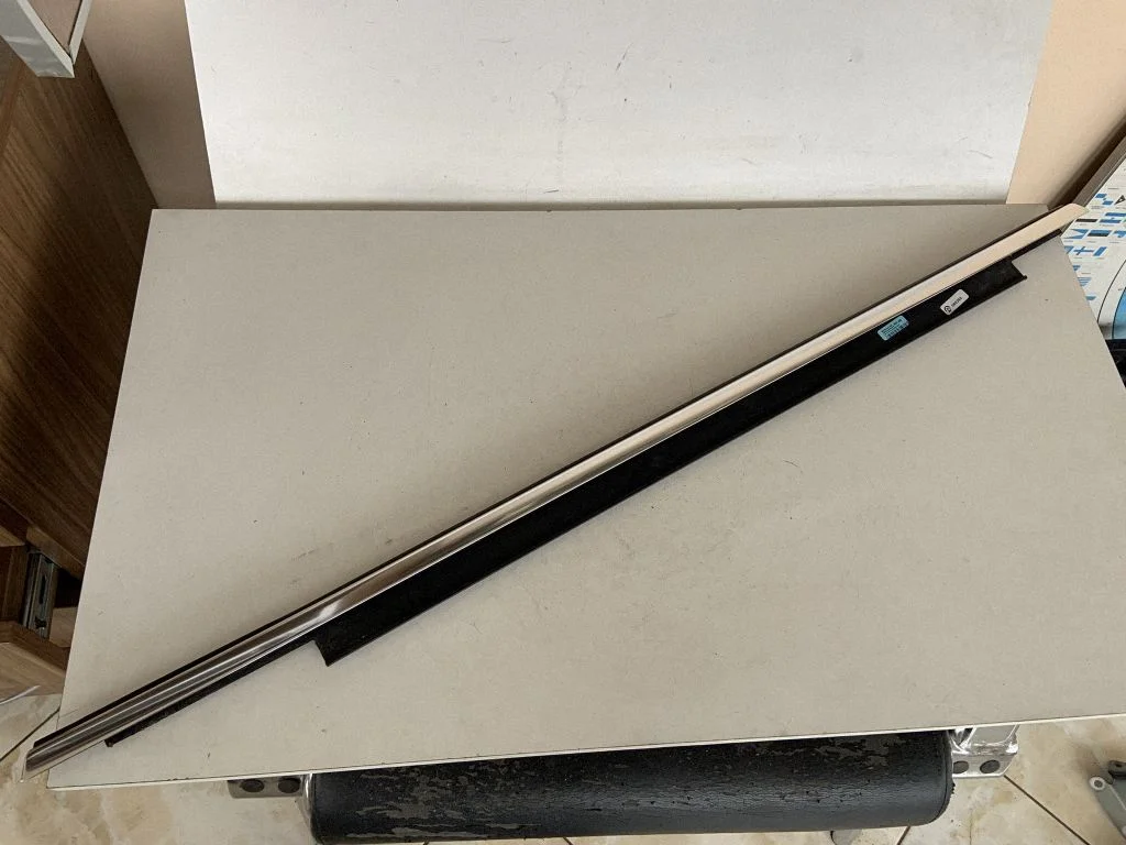 Rear door glass trim molding 8R0853764F