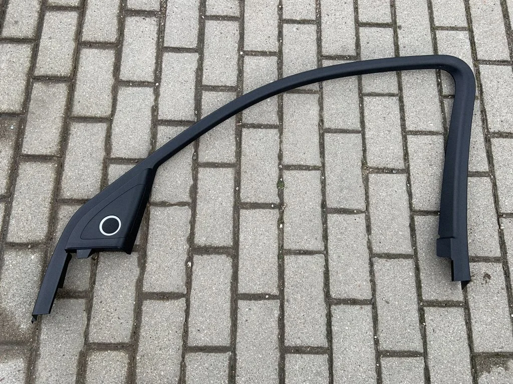 Front door glass trim molding 8R0867610