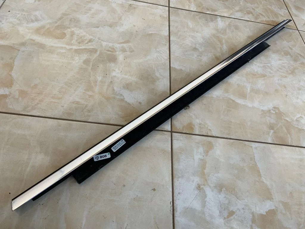 Rear door glass trim molding 8R0853763C