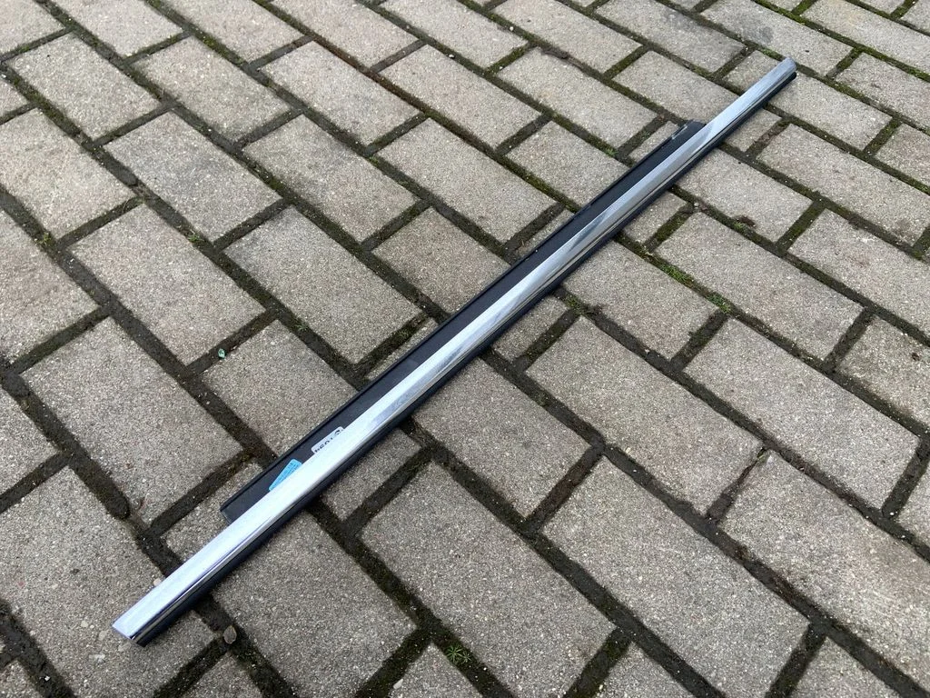 Rear door glass trim molding 8R0853764C