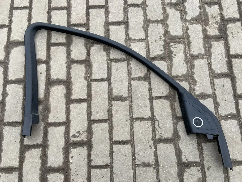 Front door glass trim molding 8R0867609