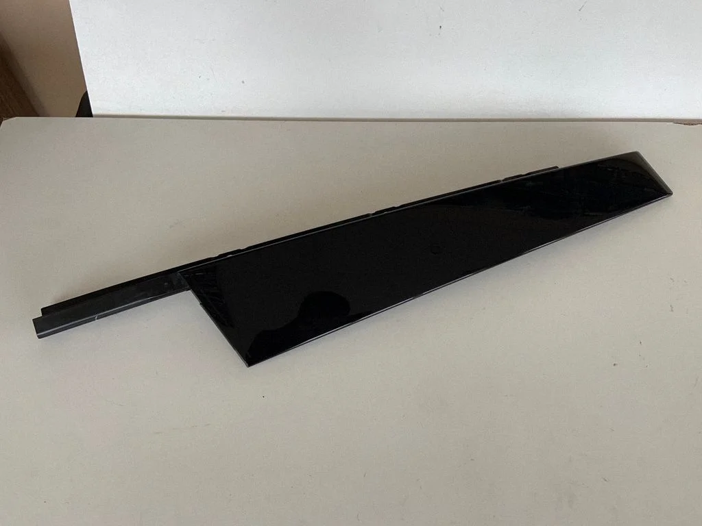 Front door glass trim molding 4G0837901