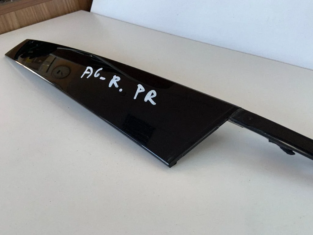 Front door glass trim molding 4G0837902