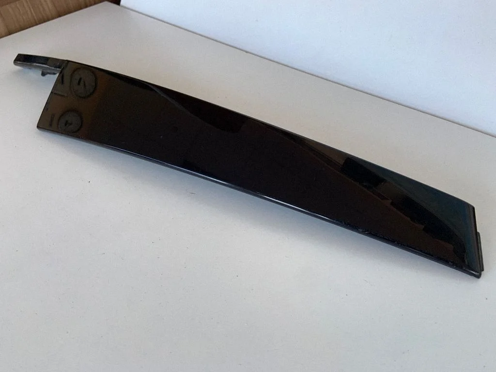Front door glass trim molding 4G0837901
