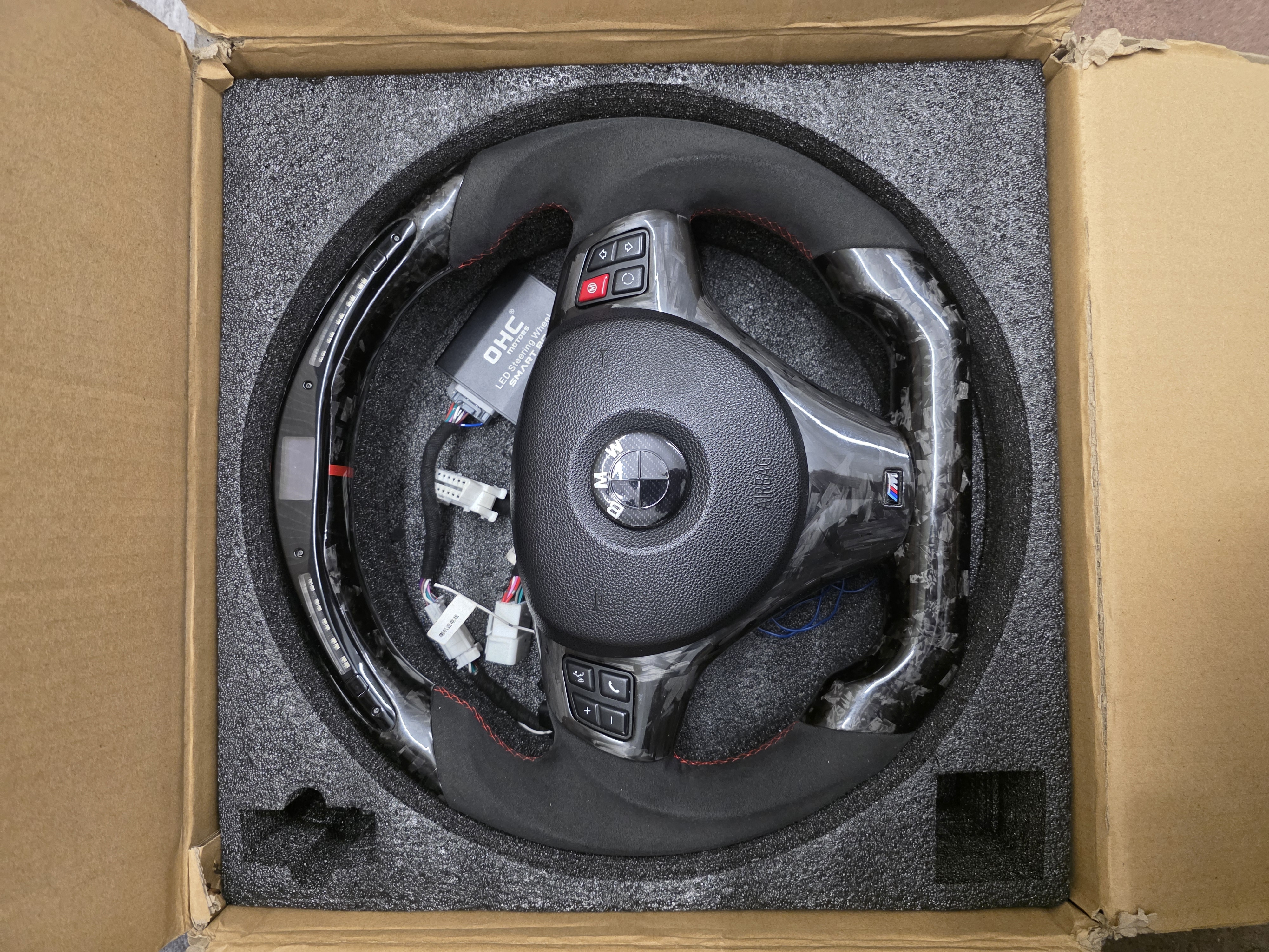 Parduodamas išskirtinis OHC LED Forged Carbon vairas – BMW E9X (E90/E91/E92/E93) E8X