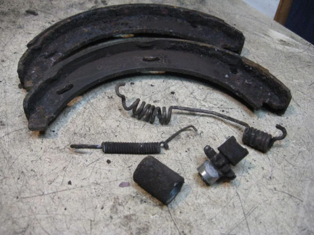 Handbrake/parking brake pads