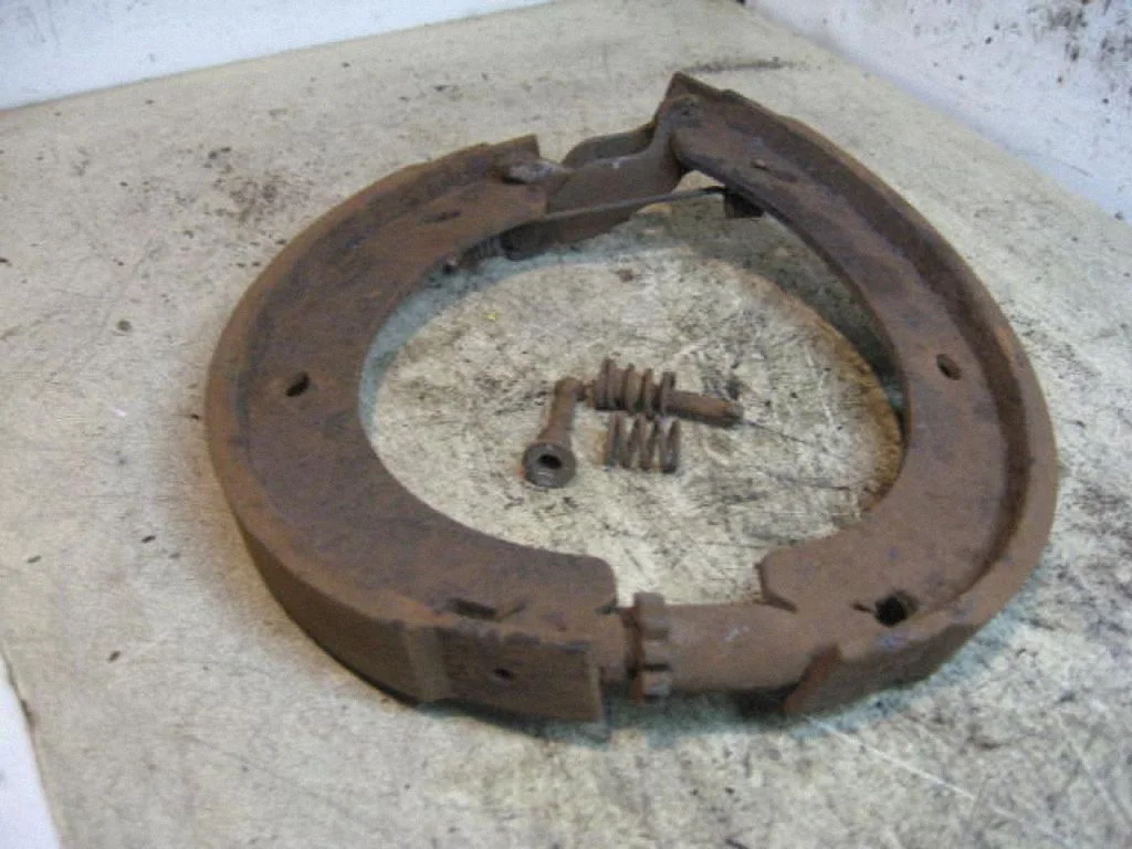 Handbrake/parking brake pads
