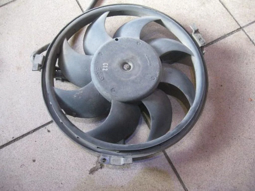 A/C cooling radiator (condenser) – centre
