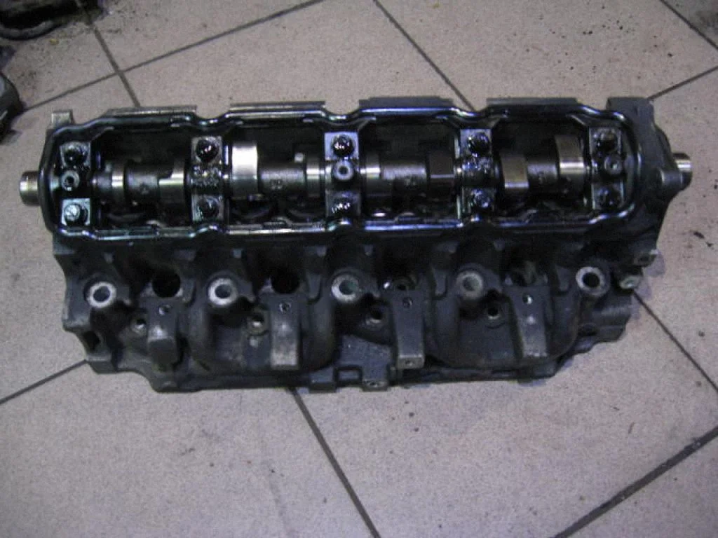 Engine head EIS00057300