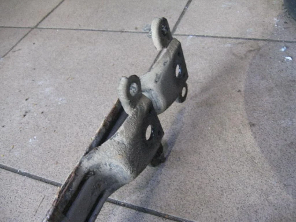Fuel tank mounting bracket – centre