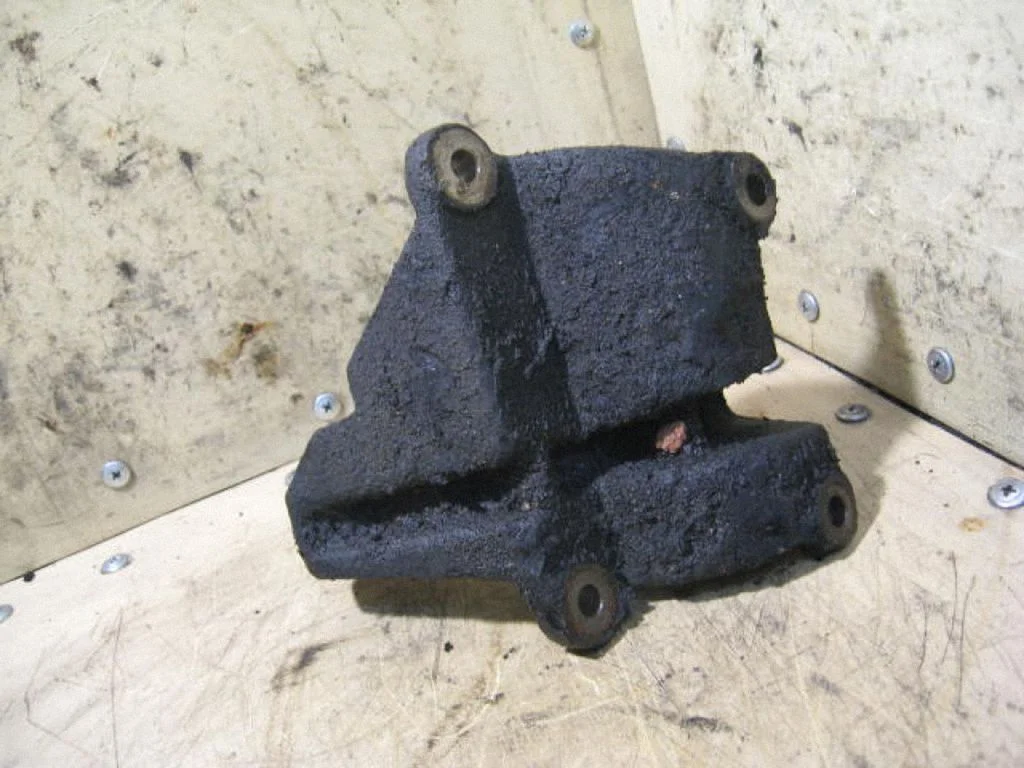 Engine mounting bracket – right