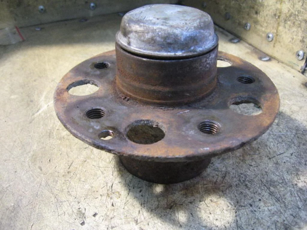 Front wheel hub